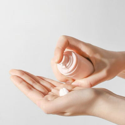 Оптовая продажа 15 мл 30 мл 50 мл перевернутые пластиковые бутылки без воздуха с распылителем / кремовым насосом